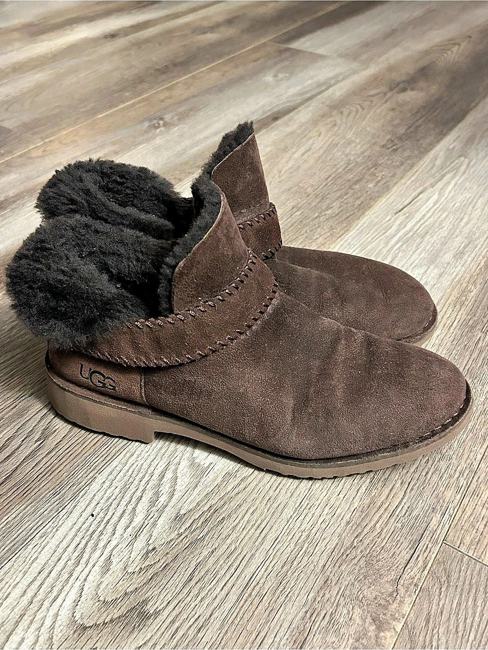 UGG McKay Ankle Boots Chocolate Brown Suede w Shearling Lining, Size 9.5